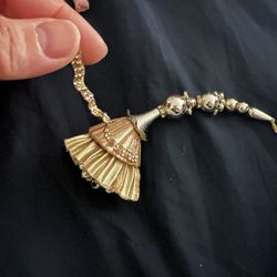 Chawla Emporium - Terrible quality. Tassel ornament was loosely tired on and the glued rhinestone were falling off.