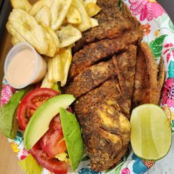 Camacho’s Kitchen - Pescado con tajadas y aderezo