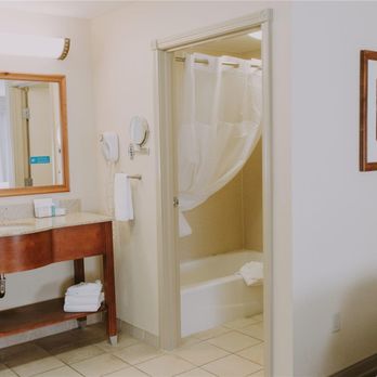 Hampton Inn & Suites Green River - Guest room bath - Hotels Near Me - Green River, Wyoming Hampton Inn & Suites Green River - Guest room bath - Hotels Near Me - Green River, Wyoming