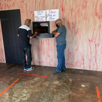 Robert Earl's BBQ - No one in here and I'm still waiting for my 20-minute order, over an hour later. - Barbeque Near Me - Long Beach, California