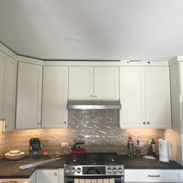 Crooked cabinets, crooked hood - just about nothing installed by Carl is level.