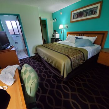 Klamath Motor Lodge - King room - Hotels Near Me - Yreka, California Klamath Motor Lodge - King room - Hotels Near Me - Yreka, California