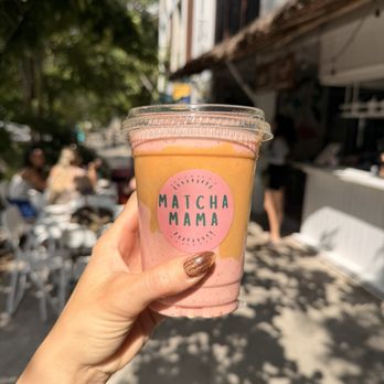 Matcha Mama - Strawb smoothie - Juice Bars & Smoothies Near Me - Tulum, ROO