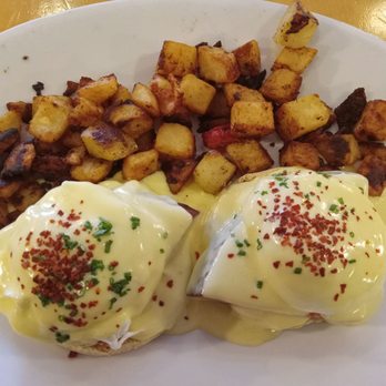 Putah Creek Cafe - Eggs Benedict with home fries - Breakfast & Brunch Near Me - Winters, California