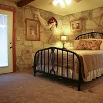 Brickner Guest House - Queen size bed with large closet and door to back patio - Guest Houses Near Me - Fredericksburg, Texas