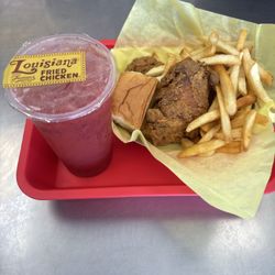 3 piece of fries chicken, all tights.  Strawberry lemonade.