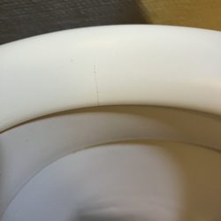 Avalon Hotel Paris - Cracked toilet seat