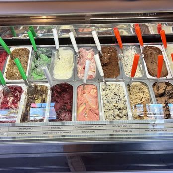Gianni's Pizza - Hand scooped ice cream bar - Italian Near Me - Monterey, California