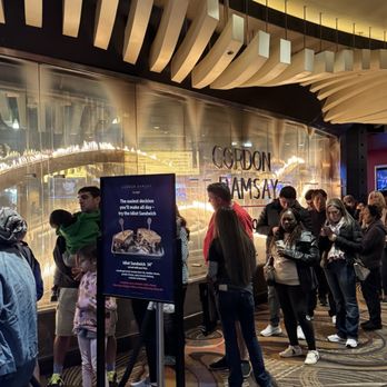 Gordon Ramsay Burger Las Vegas - long line of walk-in, and a real flames to elevate the "Hellfire" signature - Burgers Near Me - Las Vegas, Nevada
