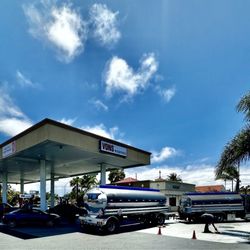 Vons Express - Gas station getting a fill-up 6-3-24