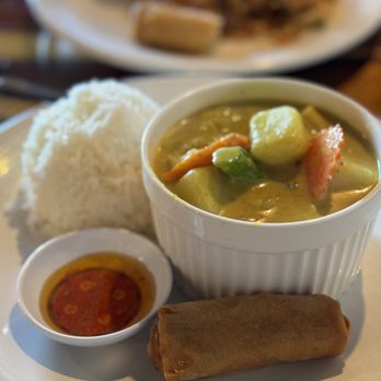 Boun Thai Kitchen - Yellow Curry Lunch Special - Salad Near Me - Paradise, Nevada