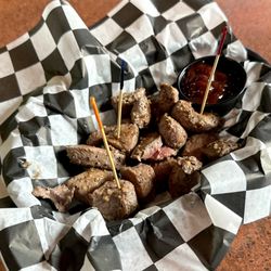 Billy Frogs - Chislic Med Rare w/ BBQ Sauce - Meat Undercooked, Chunks Too Big, Meat Too Fatty - Yuck!