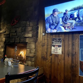 Mo's Willow Pub and Grub - Fireplace and a number of TVs - Pubs Near Me - Willow Springs, Illinois