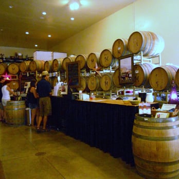 Maragas Winery - Tasting room bar - Wineries Near Me - Culver, Oregon