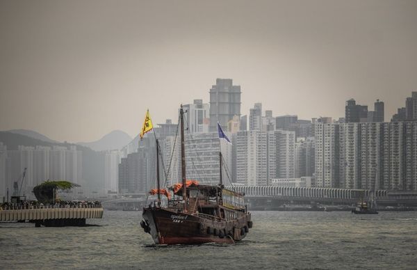 Aqualuna (Tsim Sha Tsui Pier No. 1) by null