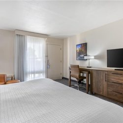 Best Western Plus A Wayfarer's Inn and Suites - ADA - 1 King Bed w/ Roll In Shower