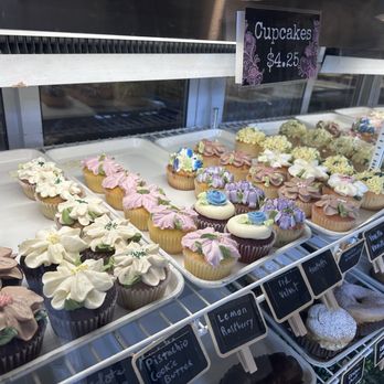 Sweet Themes Bakery - Case of yummy and beautiful cupcakes - Bakeries Near Me - Kent, Washington Sweet Themes Bakery - Case of yummy and beautiful cupcakes - Bakeries Near Me - Kent, Washington