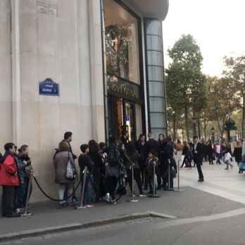Louis Vuitton - Long line as usual, but It does move - Luggage Near Me - Paris, 75