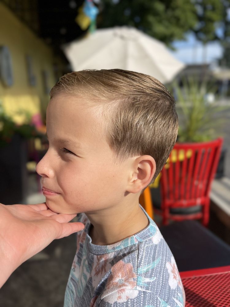 Ronins Cutt Parlor Logo