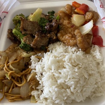 Panda Express - I oder 3 entire and 1/2 noodles and 1/2 white rice but has you can see nothing like the portion sorry panda doesn't get my oder right - Chinese Near Me - Roseville, Michigan