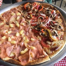 Eros & Nosti - Pizza mitad hawaiana, mitad mix clásica.