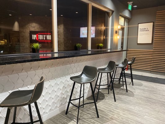 Dav’s Hotspot Restaurant + Lounge by null