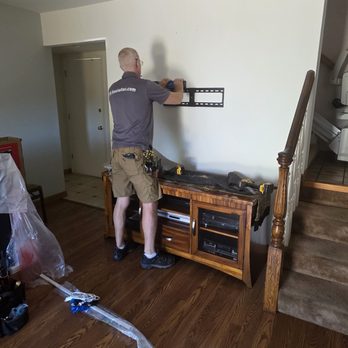 TV-Installer - John mounts the bracket - TV Mounting Near Me TV-Installer - John mounts the bracket - TV Mounting Near Me