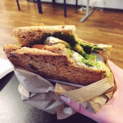 Fitnesso - Knasende kant, dejlig kylling og fantastisk pesto. Mere kan jeg ikke ønske mig :-)
