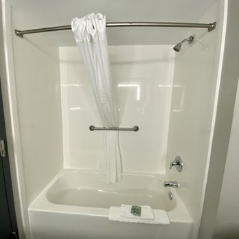 Best Western Rock Hill - Shower / tub with nice water pressure - Hotels Near Me - Rock Hill, South Carolina