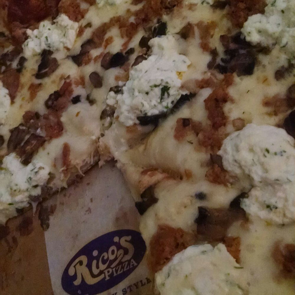 White pizza w sausage, mushrooms n ricotta.