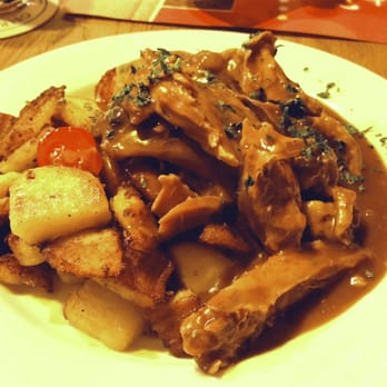 Im Dom - Ausgelöstes Haxenfleisch mit umbestellten Bratkartoffeln, dazu Krautsalat. Sehr lecker - Breweries Near Me - Neuss, NW