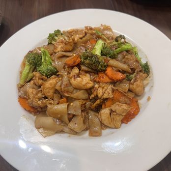 Tasty Thai Restaurant - Pad See Ew (GF) - Thai Near Me - Tempe, Arizona