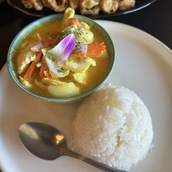 Pearl Thai Cuisine - yellow chicken curry (lunch size) - Thai Near Me - Benicia, California Pearl Thai Cuisine - yellow chicken curry (lunch size) - Thai Near Me - Benicia, California