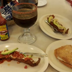 El K-Guamo - Filete Preparado y Empanada de camarón junto con michelada cubana