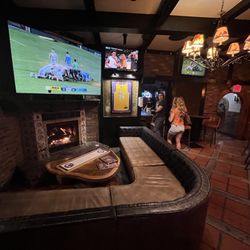 Busby's West - Fireplace room