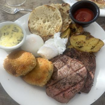 Mauka Bar and Grill - Cocktail Bars Near Me - Kamuela, Hawaii