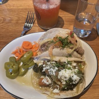 Comal - Tacos con carnitas. - Mexican Near Me - Berkeley, California