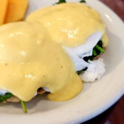 V Boulevard Cafe - Eggs Florentine