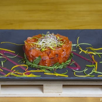Don Antonio - Zaira: tartare di Salmone al sashimi, green sauce e verdure julienne in agrodolce - Gastropubs Near Me - Naples, NA