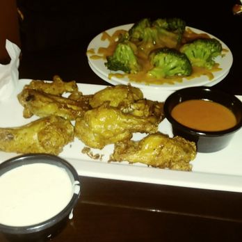 LongHorn Steakhouse - Seasoned Steakhouse Wings Fresh Steamed Broccoli with cheese - American Near Me - Cincinnati, Ohio