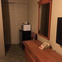 Classic Inn - Across from bed