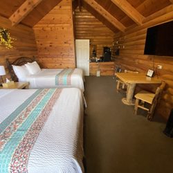 Bryce Canyon Log Cabins - Interior of cabin