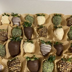 Mag’s Munchies - Assorted strawberries: milk chocolate, white chocolate, mixed nuts, mazapan, and "nugg" inspired strawberries.
