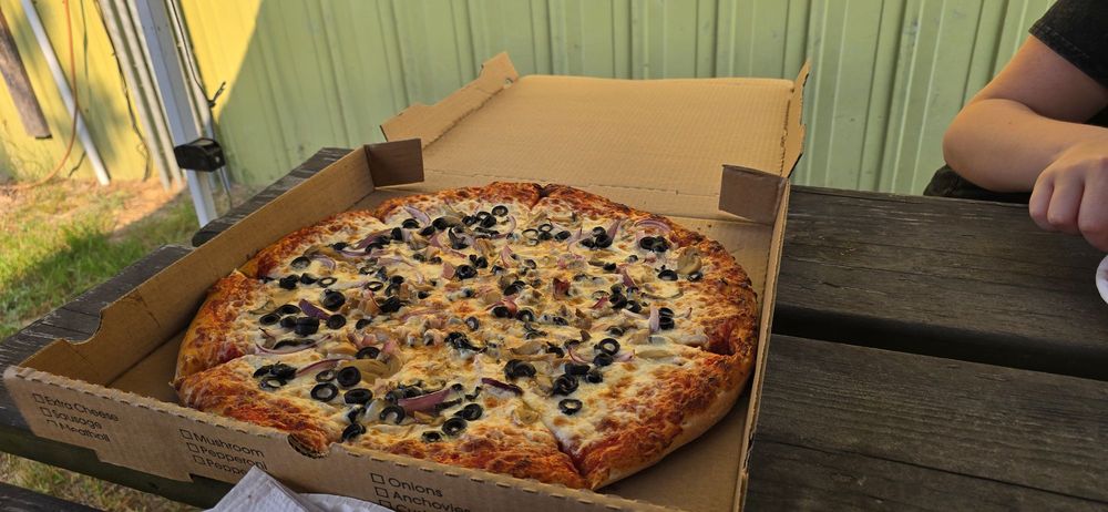 Tahquamenon Pizza Logo