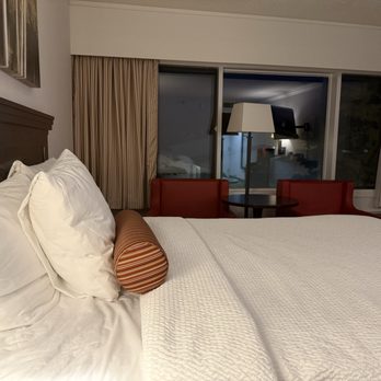 Chateau Jasper - Bedroom - Hotels Near Me - Jasper, Alberta