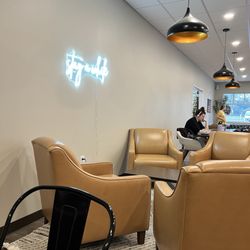 White House & Coffee - Comfy couches