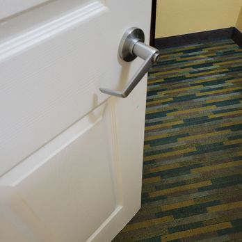Quality Inn & Suites Mt Dora North - Broken door handle - Hotels Near Me - Mount Dora, Florida