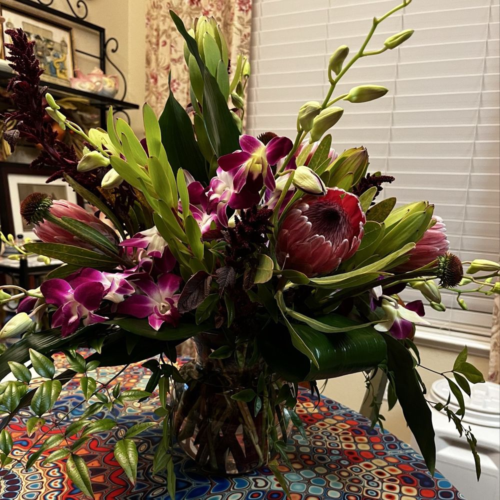 A snapshot of this gorgeous tropical inspired flower arrangement... A snapshot of this gorgeous tropical inspired flower arrangement...