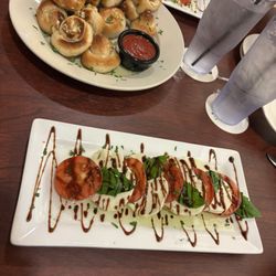Roberto Italian Restaurant - Caprese salad and garlic knots!! Yummy!!