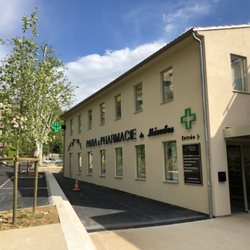 Pharmacie de Ménerbes - Entrée de la pharmacie et du pôle médical.